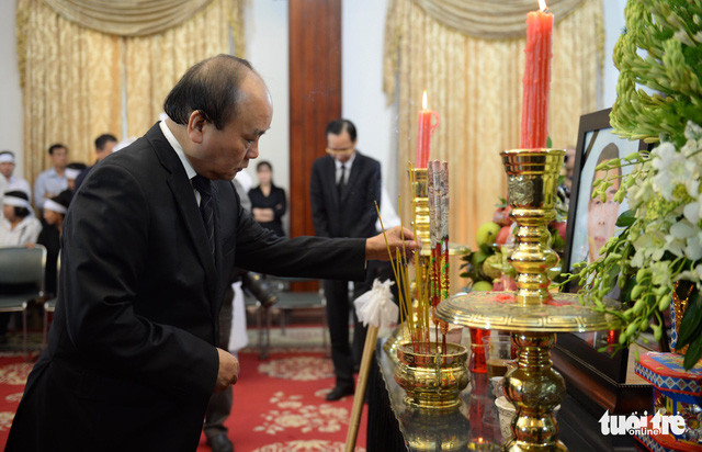 Thủ tướng Nguyễn Xuân Phúc đã đến thắp hương từ rất sớm. Ảnh: Thuận Thắng