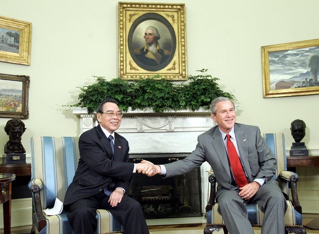 Thủ tướng Phan Văn Khải và Tổng thống Mỹ George W. Bush bắt tay tại Nhà Trắng ngày 21/6/2005 (Ảnh: White House)