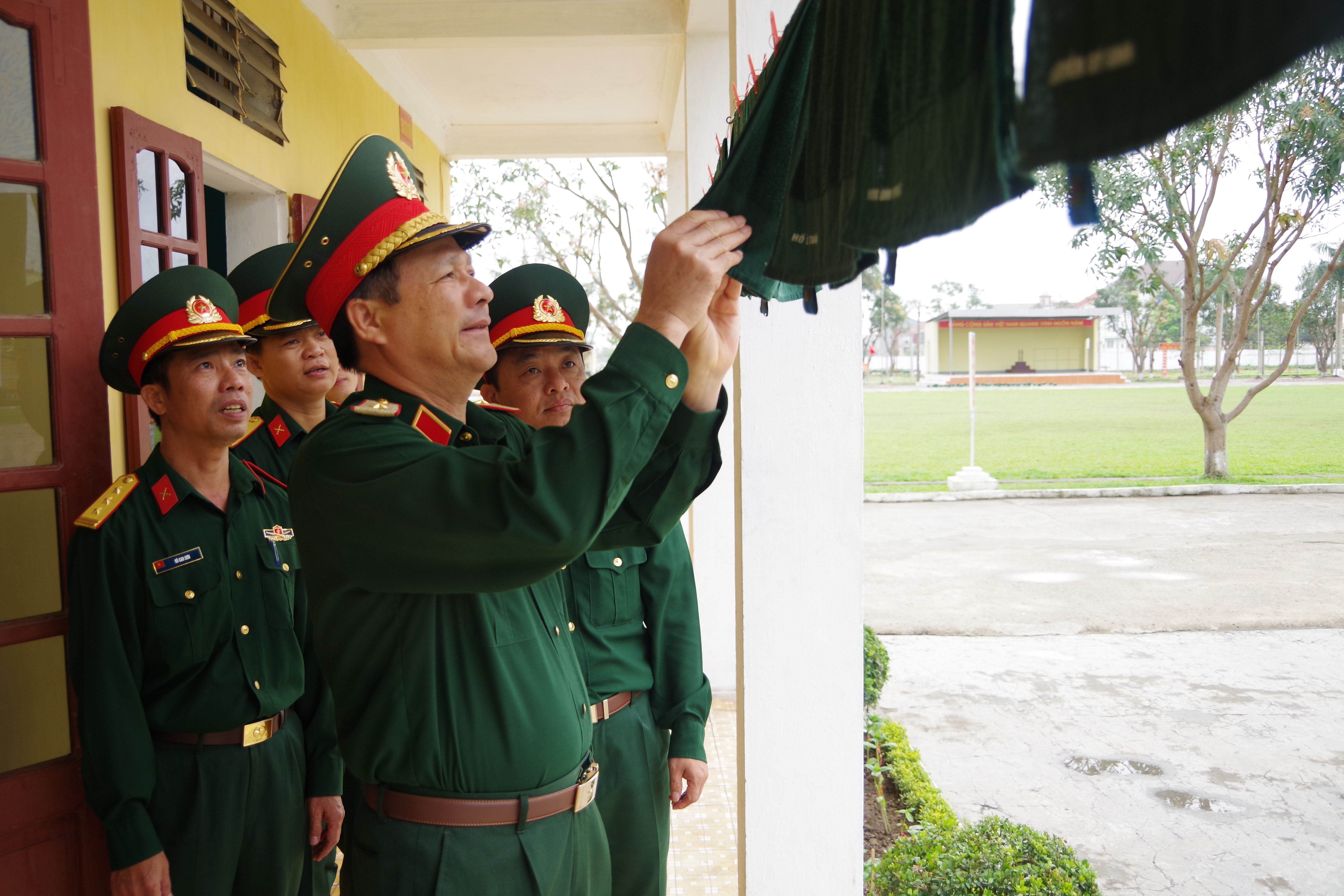 Kiểm tra nơi ăn chốn ở của các chiến sỹ mới. Ảnh: Trọng Kiên