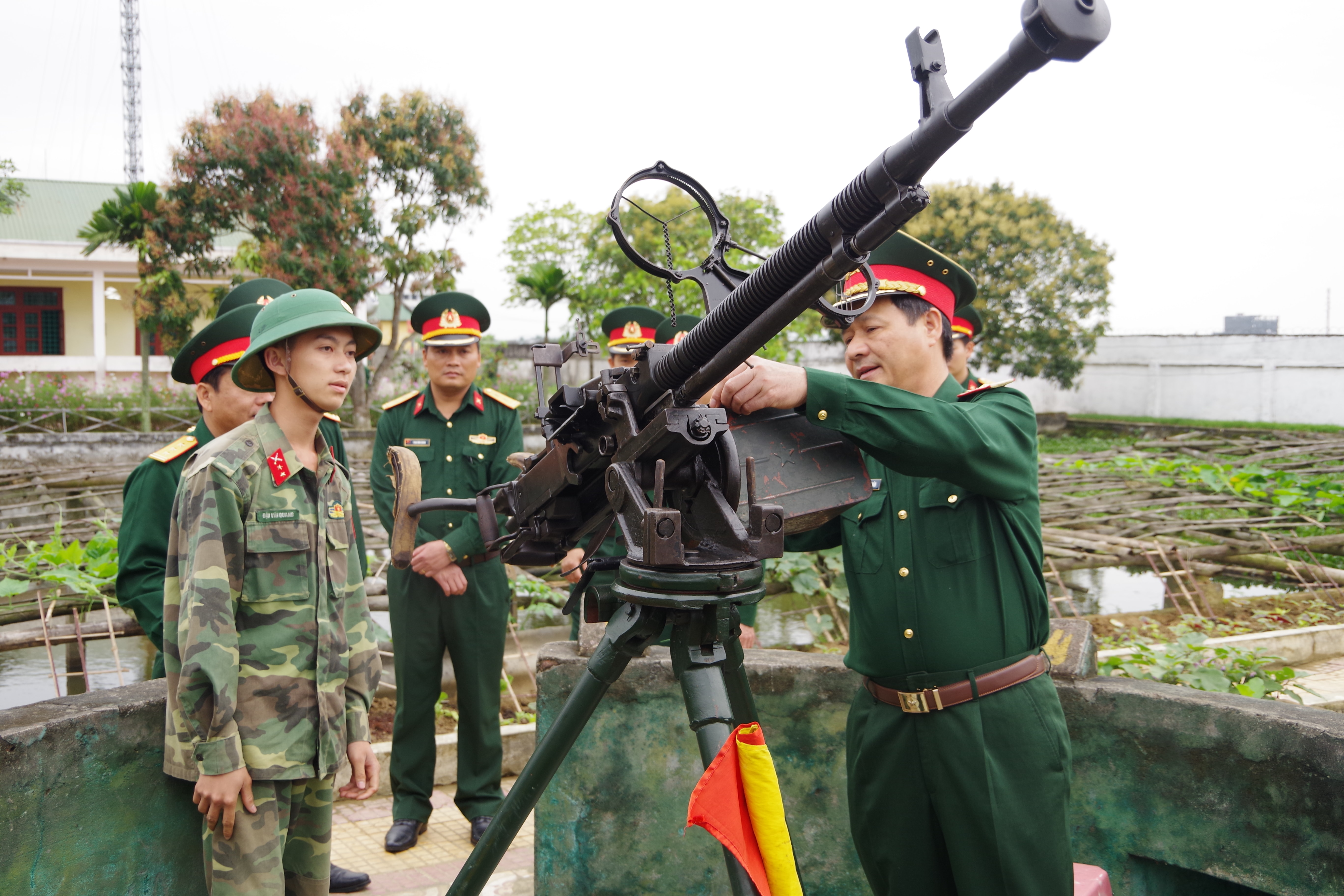 Đoàn công tác kiểm tra công tác trực phòng không 12,7 mm. Ảnh: Trọng Kiên