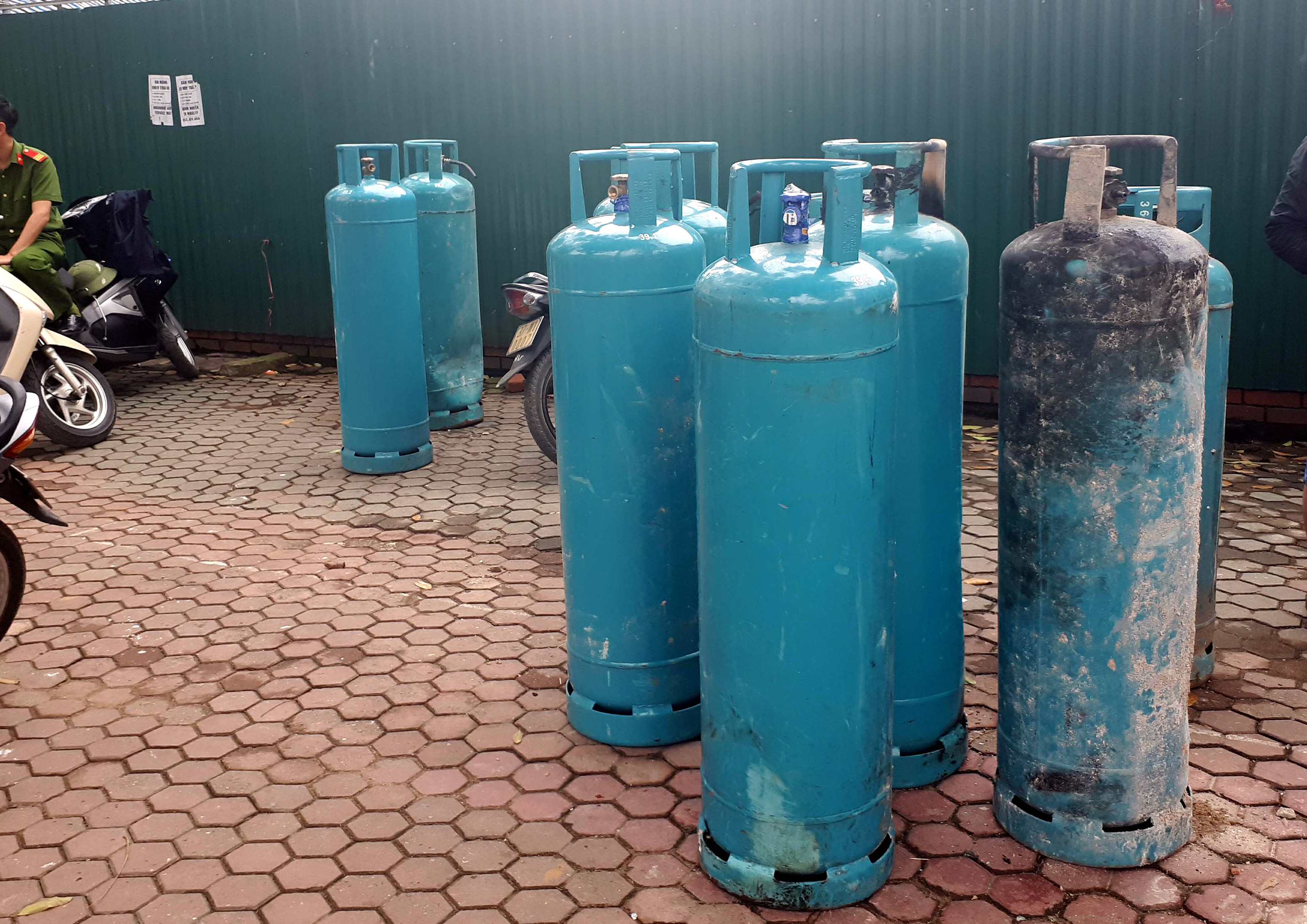 Các bình gas công nghiệp trong nhà hàng được vận chuyển ra ngoài. Ảnh: Tiến Hùng