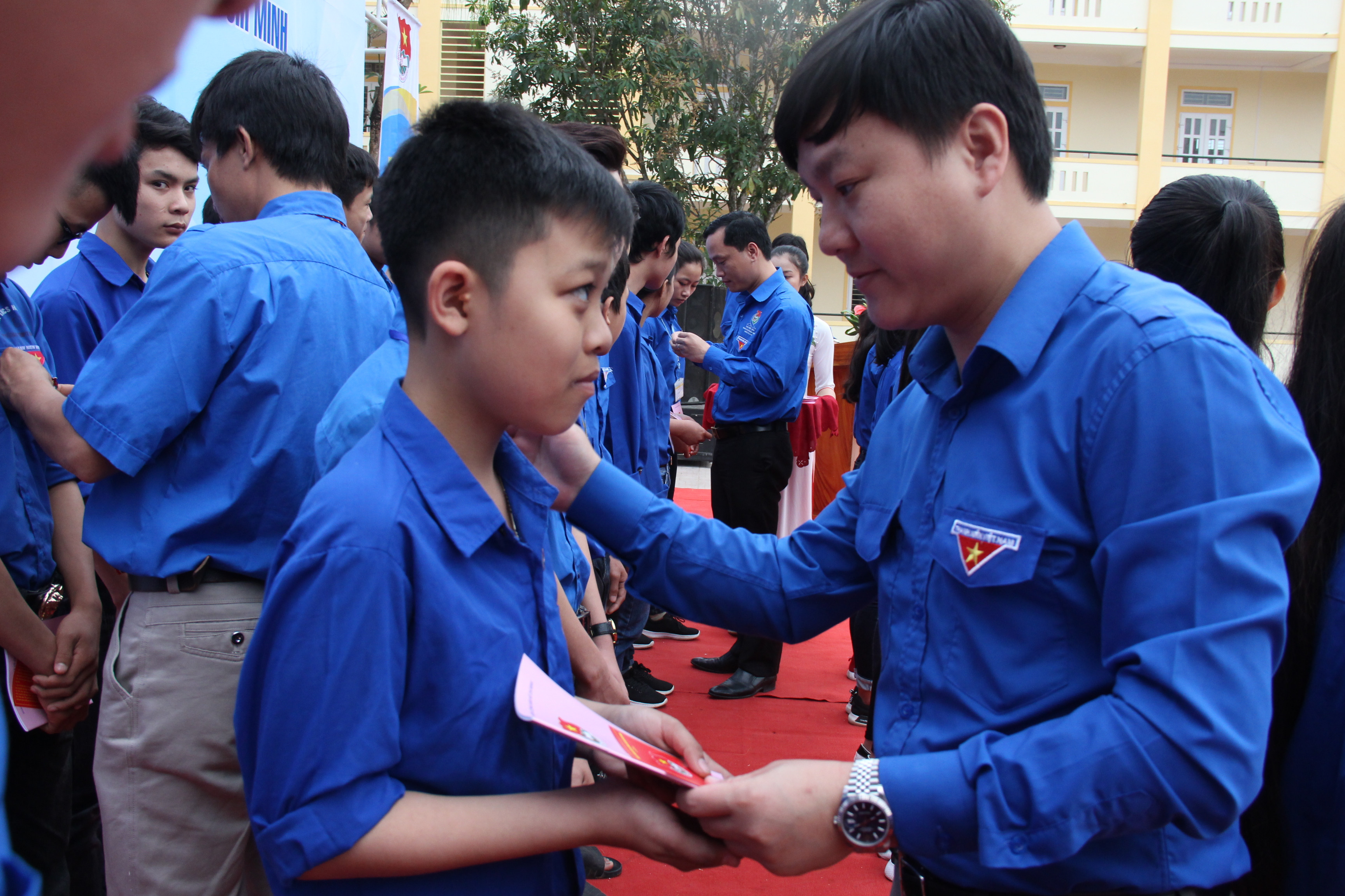 Bí thư Tỉnh Đoàn Phạm Tuấn Vinh trao thẻ đoàn viên và quyết định kết nạp đoàn cho học sinh Trường THPT Quỳnh Lưu 4. Ảnh: Hoài Thu
