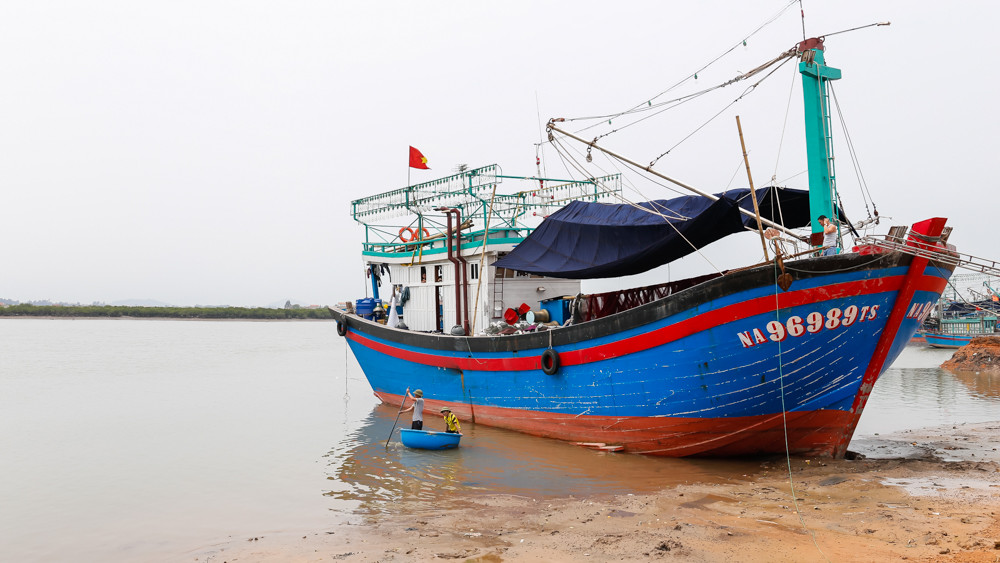 Chiếc tàu cá mang số hiệu NA 96989 TS của anh Tạ Xuân Bảy, đây là chiếc tàu cá được đóng từ vốn vay Nghị định 67 của Chính phủ. Ảnh: Đức Anh