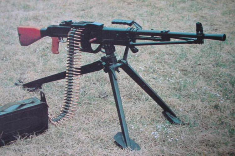 Tầm bắn hiệu quả của Type 67 là từ 800-1000 mét, súng đi kèm hộp tiếp đạn 100-250 viên. Type 67 được Quân đội Trung Quốc đưa vào sản xuất hàng loạt từ năm 1967 và có ít nhất hai biến thể cải tiến gồm Type 67-1 và Type 67-2. Nguồn ảnh: zgjunshi.com.