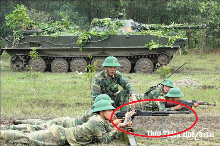 Theo đó trong hình ảnh cuộc diễn tập chiến thuật tổng hợp tại Trung đoàn 6 thuộc Bộ Chỉ huy Quân sự tỉnh Thừa Thiên Huế, bất ngờ có sự hiện diện của một tổ đội súng máy Type 67 đang thực hiện nhiệm vụ hỗ trợ hỏa lực đánh địch đổ bộ đường không, bên cạnh đó có sự chi viện hỏa lực từ xe tăng PT-76. Hình ảnh súng Type 67 dấu tròn đỏ trong hình. Nguồn ảnh: Báo Thừa Thiên Huế.