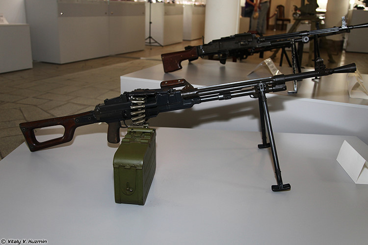 Theo nhiều chuyên gia quân sự, thiết kế của Type 67 có ít nhiều chịu ảnh hưởng từ nguyên mẫu súng máy hạng nhẹ TKB-521 do Liên Xô chế tạo trong cuối những năm 1950 vốn được xem là tiền thân của súng máy PK sau này. Trong ảnh là nguyên mẫu súng máy TKB-521 của Liên Xô. Nguồn ảnh: Wikimedia