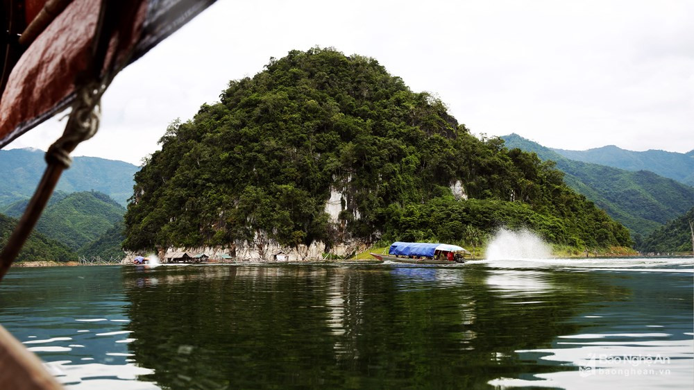 Hôm nay, thời tiết Nghệ An được dự báo lặng gió, nhiệt độ trung bình vào khoảng 18 độ C. Trong ảnh: Hồ thủy điện Bản Vẽ cách trung tâm huyện Tương Dương 25 km là hồ thủy điện lớn nhất Bắc miền Trung. Ảnh tư liệu
