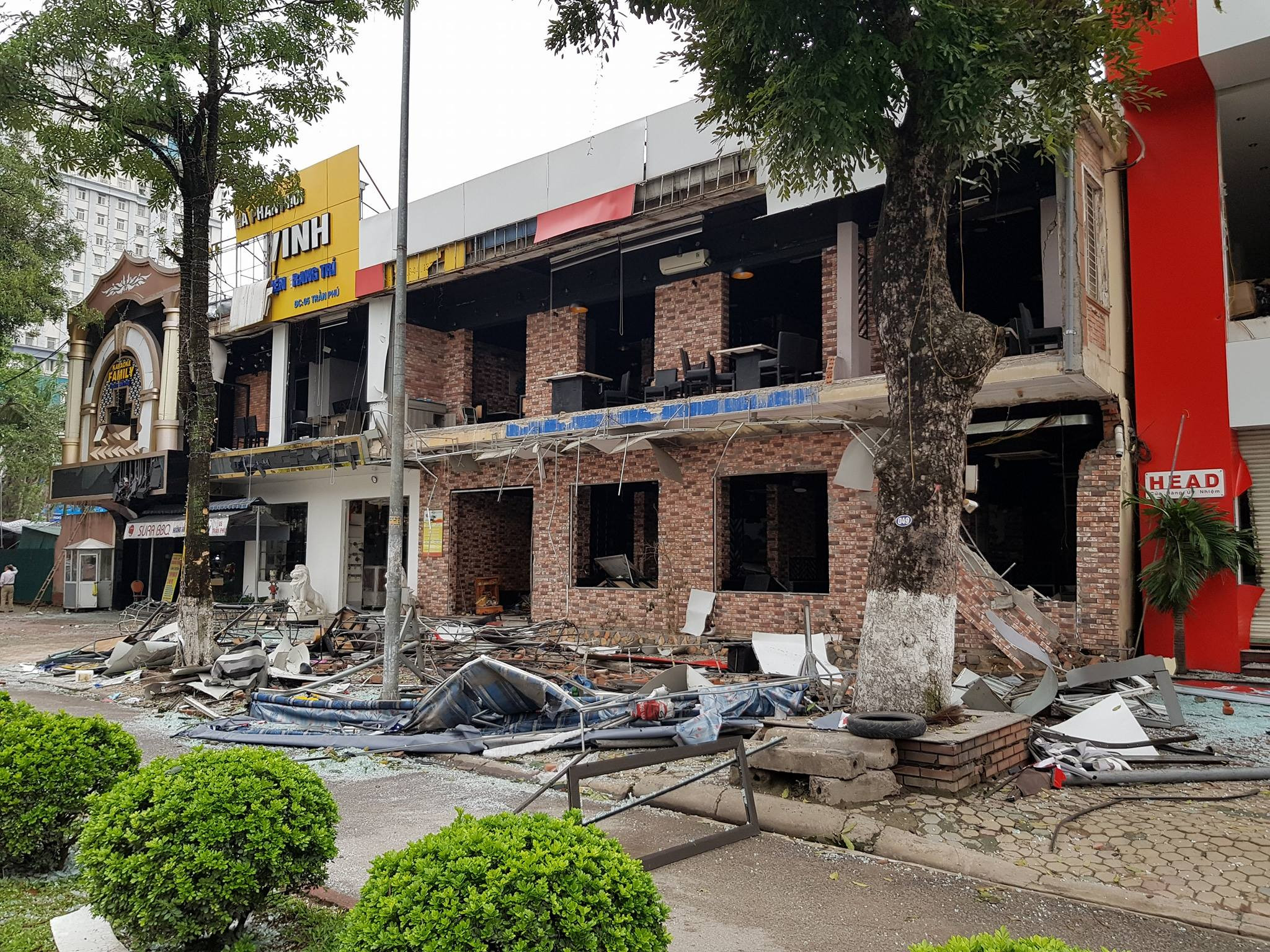 Cơ quan chức năng nhận định, chưa phát hiện dấu hiệu hình sự trong vụ nổ tại nhà hàng lẩu nướng ở phường Lê Mao, TP Vinh vào rạng sáng 20/3. Ảnh: Phạm Bằng