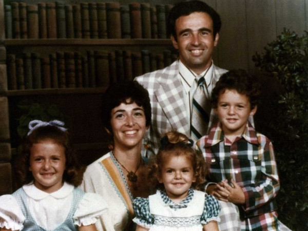 Sinh ra trong một gia đình Mỹ gốc Do Thái, có bố là bác sĩ nhãn khoa và mẹ là giáo viên, Sheryl Sandberg không phải là “con nhà nòi” ở cả kinh doanh và công nghệ. Nhưng có lẽ trí tuệ của một người Do Thái đã nâng bước cô chạm đến đỉnh cao danh vọng trong cả hai lĩnh vực trên.