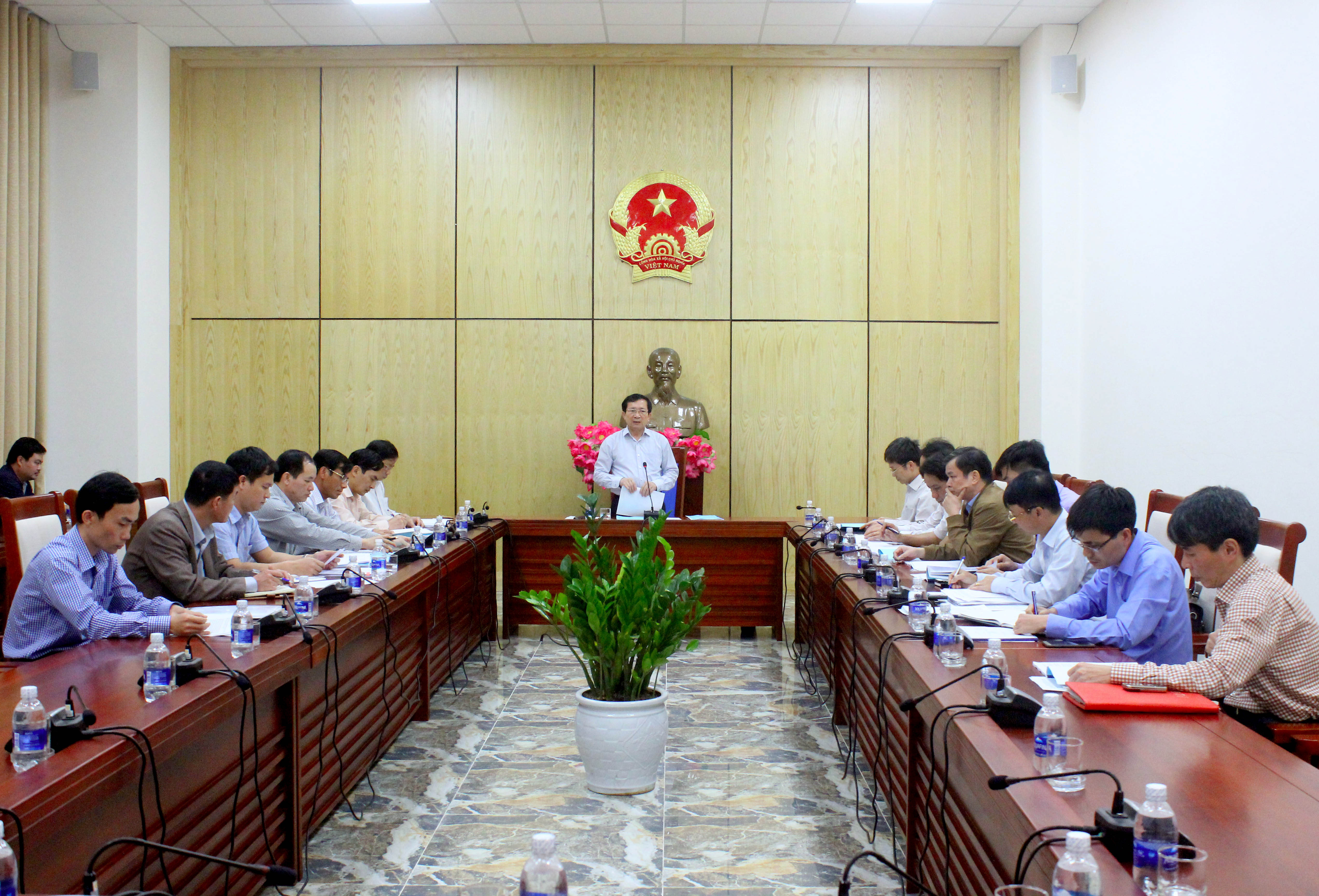 Các đại biểu dự họp góp ý kiến vào đề án điều chỉnh địa giới hành chính huyện Nghi lộc để mở rộng thị xã Cửa Lò. Ảnh: Quang An