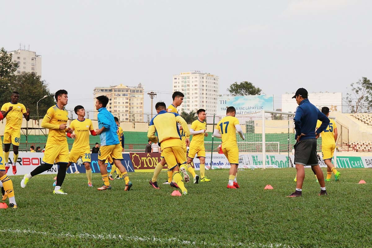 Vào ngày mai (22/3), SLNA đón tiếp trên sân Vinh vào lúc 16h30, các học trò HLV Nguyễn Đức Thắng mong muốn mang đến một chiến thắng đầu tay dành tặng ngườ hâm mộ. Buổi tập diễn ra với không khí khẩn trương và vui vẻ, tất cả đã quên đi trận thua cách đây ít ngày