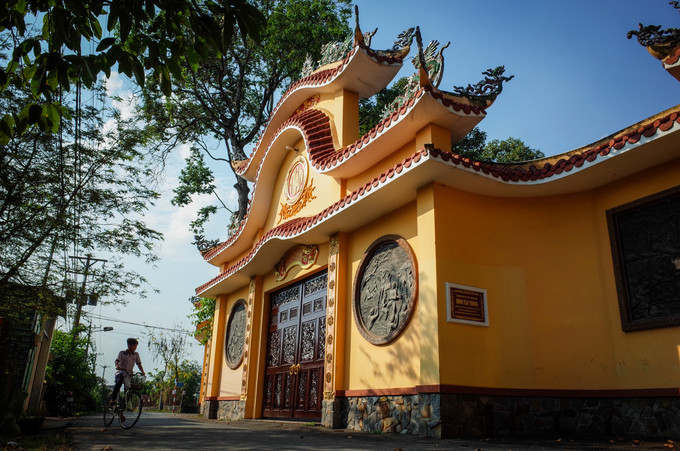 Theo các bậc cao niên trong xã, dấu ấn nguyên Thủ tướng Phan Văn Khải để lại cho địa phương rõ nét nhất là ở đình Tân Thông - nơi ông trùng tu khang trang như ngày nay. Ngôi đình nằm cách nhà ông Sáu Khải chỉ gần 200 m, nổi bật với màu sơn vàng cổ điển và những phù điêu gỗ chạm khắc tinh xảo.