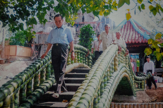 Nguyên Thủ tướng Phan Văn Khải dẫn nguyên Tổng bí thư Lê Khả Phiêu thăm ngôi đình khi đã được tu sửa.