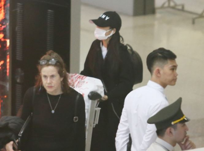 Hình ảnh Nhã Phương một mình ở sân bay khiến nhiều người nghi ngờ cô và Trường Giang đang trục trặc tình cảm.