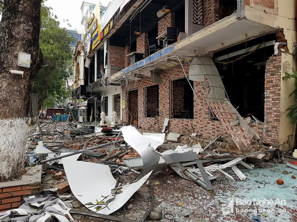 Vụ nổ nhà hàng ở TP Vinh khiến nhiều người dân sống xung quanh được một phen bàng hoàng. Ảnh: Tiến Hùng