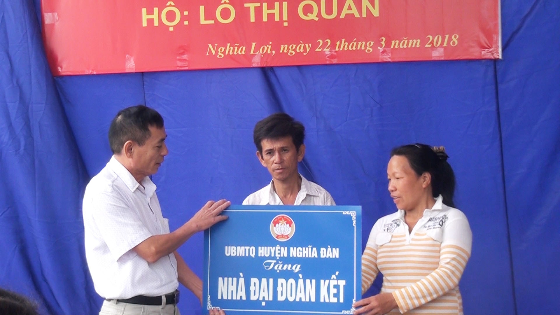 Trao tiền hỗ trợ cho gia đình. Ảnh: Đức Anh