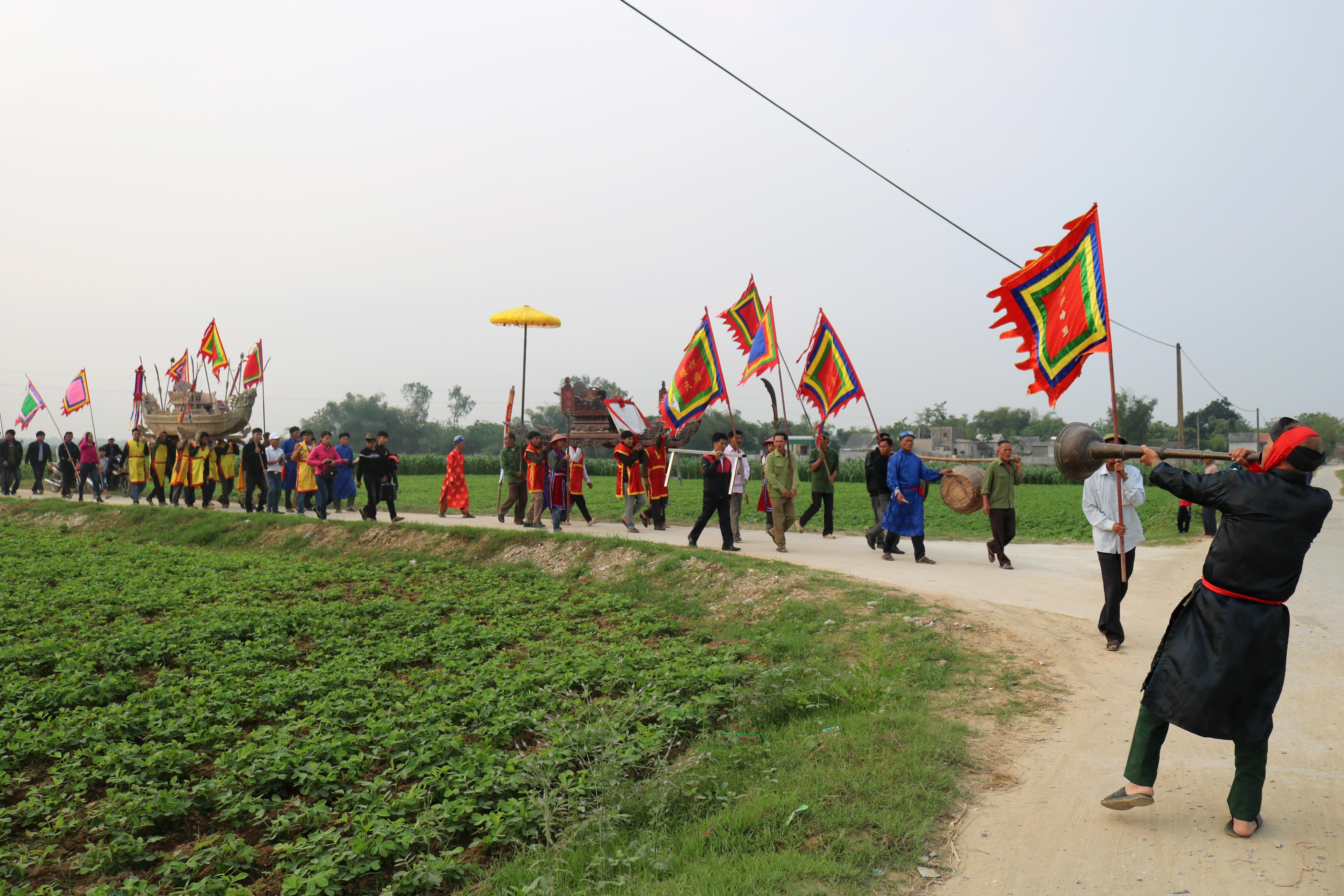 1.Lễ hội đền Thanh Liệt được mở đầu bằng lễ rước thần, tế thần trên sông Lam. Ảnh: Huy Thư