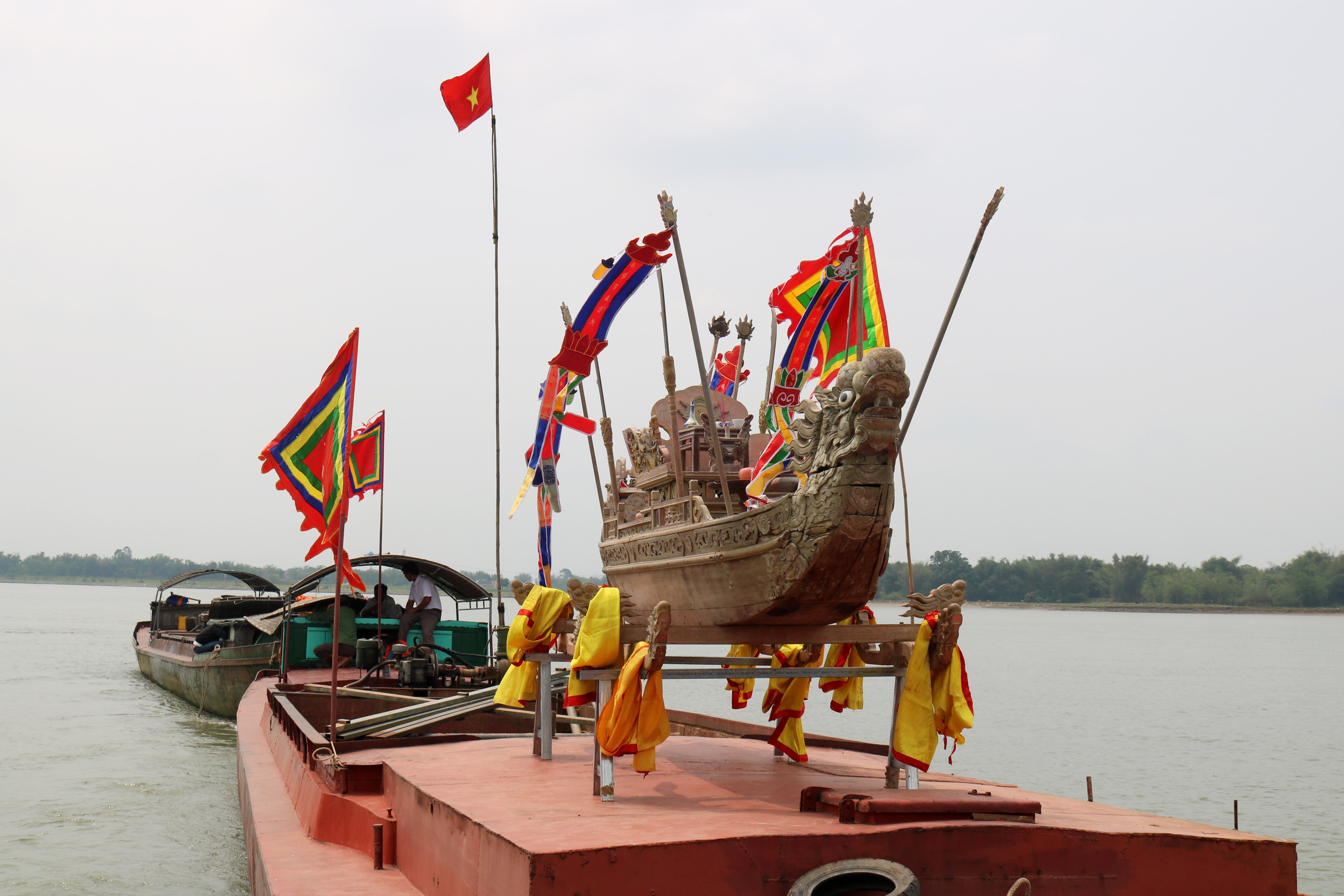 8.Thuyền gỗ cổ xưa để ngự trên một chiếc thuyền lớn. Ảnh: Huy Thư