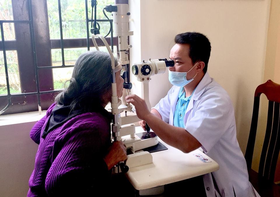 Khám sàng lọc mắt miễn phí tại xã Nghĩa Phúc. Ảnh: Phương Hảo