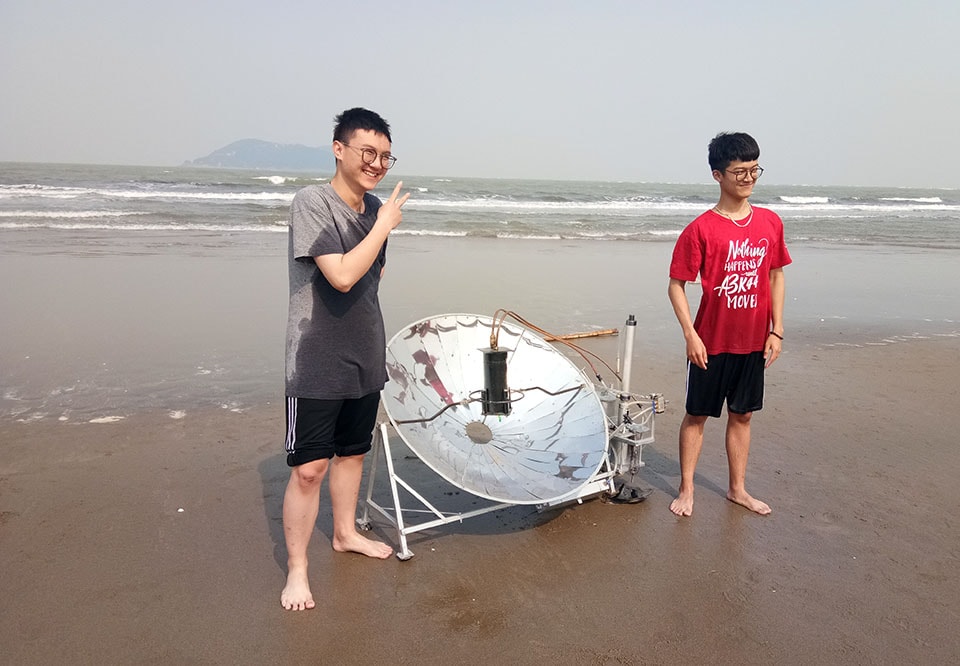 Buổi thử nghiệm dự án của hai tác giả. Ảnh: Mỹ Hà