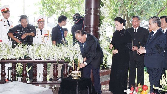 Lãnh đạo Đảng, nhà nước thắp nhang tiễn biệt nguyên Thủ tướng Phan Văn Khải. Ảnh: HOÀNG HÙNG