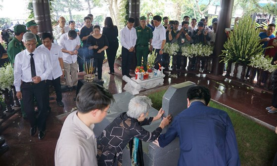 Người dân đến tiễn biệt nguyên Thủ tướng Phan Văn Khải. Ảnh: HOÀNG HÙNG