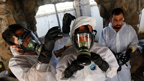 Nhân viên Syria diễn tập cứu hộ trong trường hợp bị tấn công bằng vũ khí hóa học.