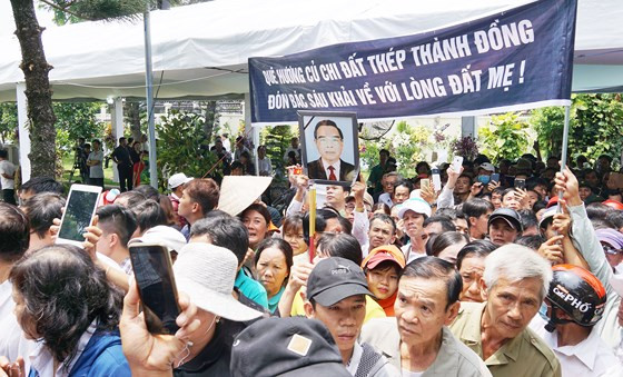 Đông đảo người dân đến tiễn biệt nguyên Thủ tướng Phan Văn Khải. Ảnh: HOÀNG HÙNG