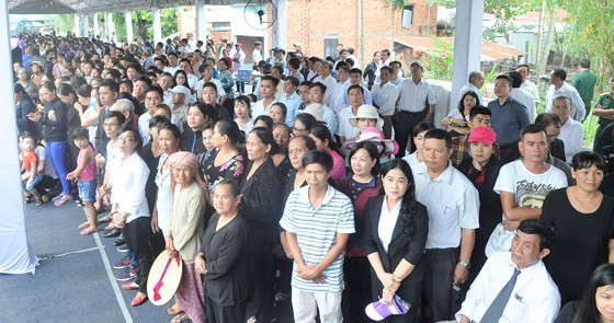 Người dân đứng chờ tiễn biệt nguyên Thủ tướng Phan Văn Khải tại nghĩa trang quê nhà. Ảnh: CAO THĂNG
