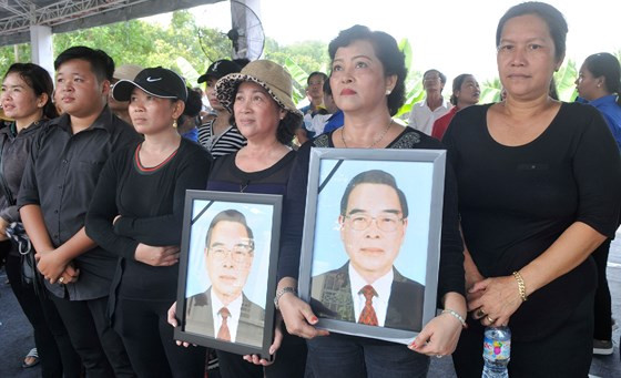 Người dân đến nơi an táng nguyên Thủ tướng Phan Văn Khải. Ảnh: CAO THĂNG