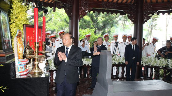 Thủ tướng Nguyễn Xuân Phúc tiễn biệt nguyên Thủ tướng Phan Văn Khải. Ảnh: HOÀNG HÙNG