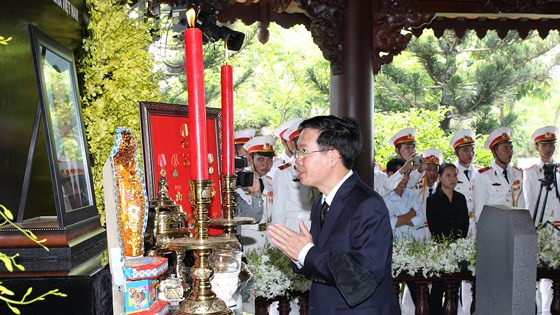 Trưởng Ban Tuyên giáo Trung ương Võ Văn Thưởng tiễn biệt nguyên Thủ tướng Phan Văn Khải. Ảnh: HOÀNG HÙNG