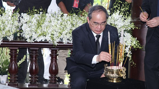  Bí thư Thành ủy TPHCM Nguyễn Thiện Nhân thắp hương tại mộ của nguyên Thủ tướng Phan Văn Khải. Ảnh: HOÀNG HÙNG