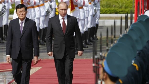 Tổng thống Putin và nguyên Chủ tịch nước Trương Tấn Sang duyệt đội danh dự tại Phủ Chủ tịch ở Hà Nội. Ảnh: BBC.