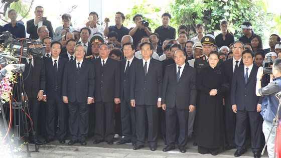 Các đồng chí lãnh đạo, nguyên lãnh đạo Đảng, Nhà nước, MTTQ, gia đình và người dân có mặt tại lễ an táng dành một phút mặc niệm và thắp nén nhang tưởng nhớ nguyên Thủ tướng Phan Văn Khải. Ảnh: HOÀNG HÙNG
