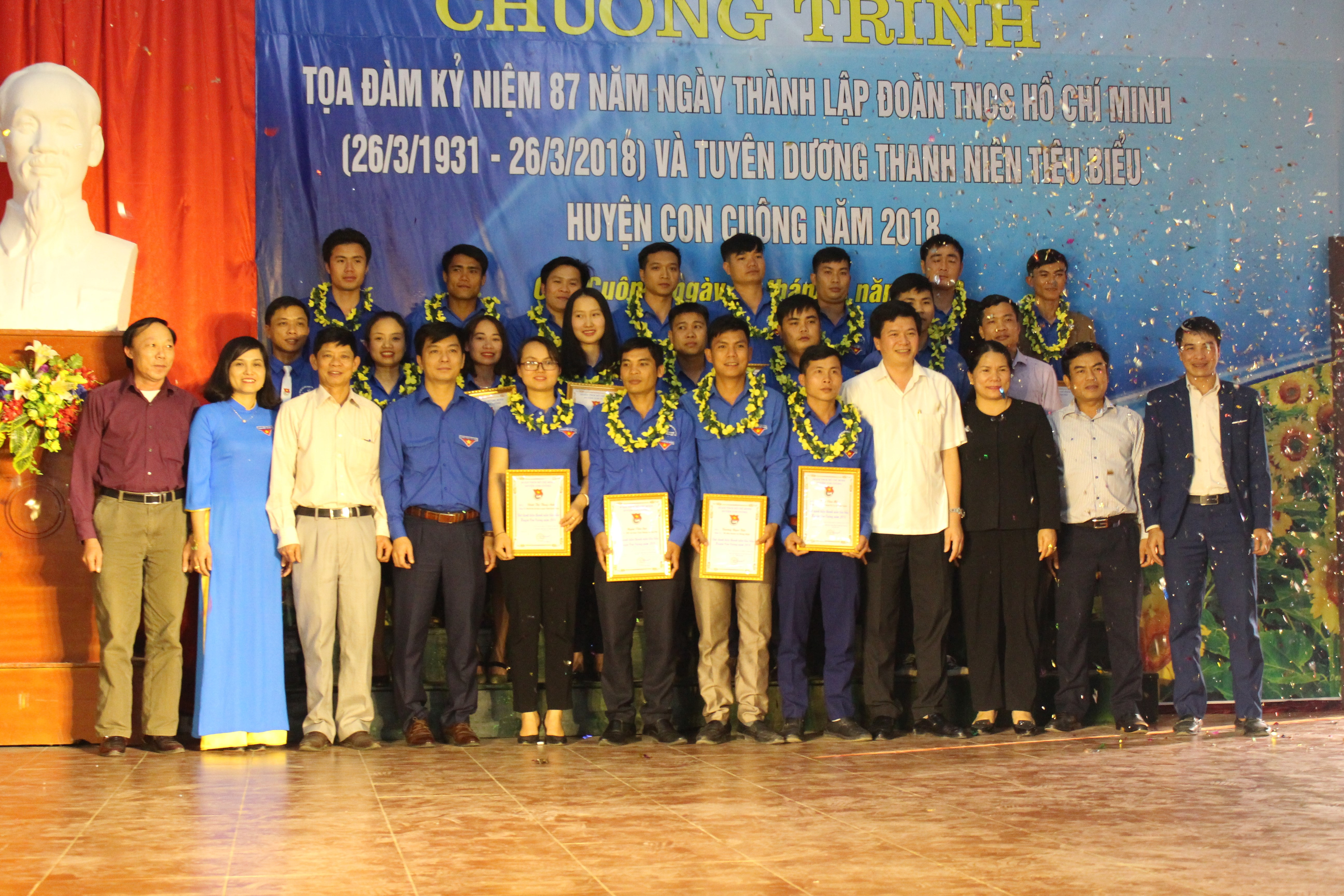 Các đồng chí lãnh đạo huyện ủy, một số phòng ban cấp huyện biểu dương, tặng giấy khen 18 thanh niêu tiêu biểu huyện Con Cuông.