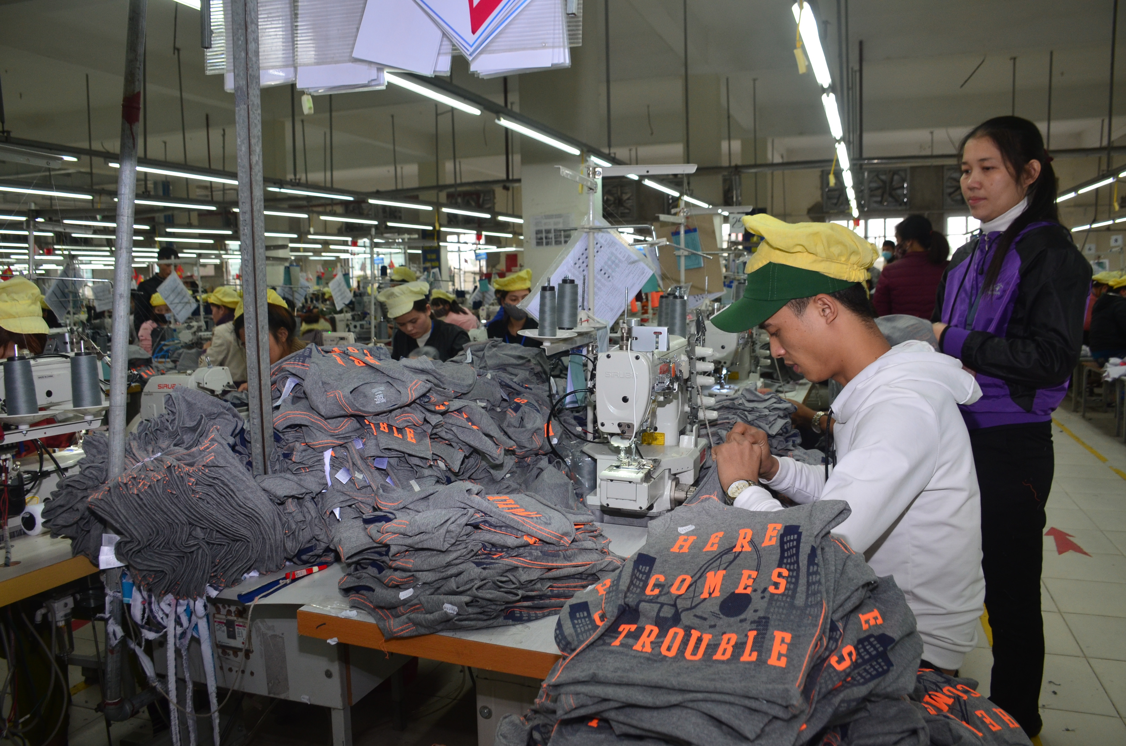Công nhân làm việc tại Nhà máy của Công ty cổ phần may Minh Anh - Kim Liên tại Khu Công nghiệp Bắc Vinh, TP. Vinh. Ảnh: Thành Duy