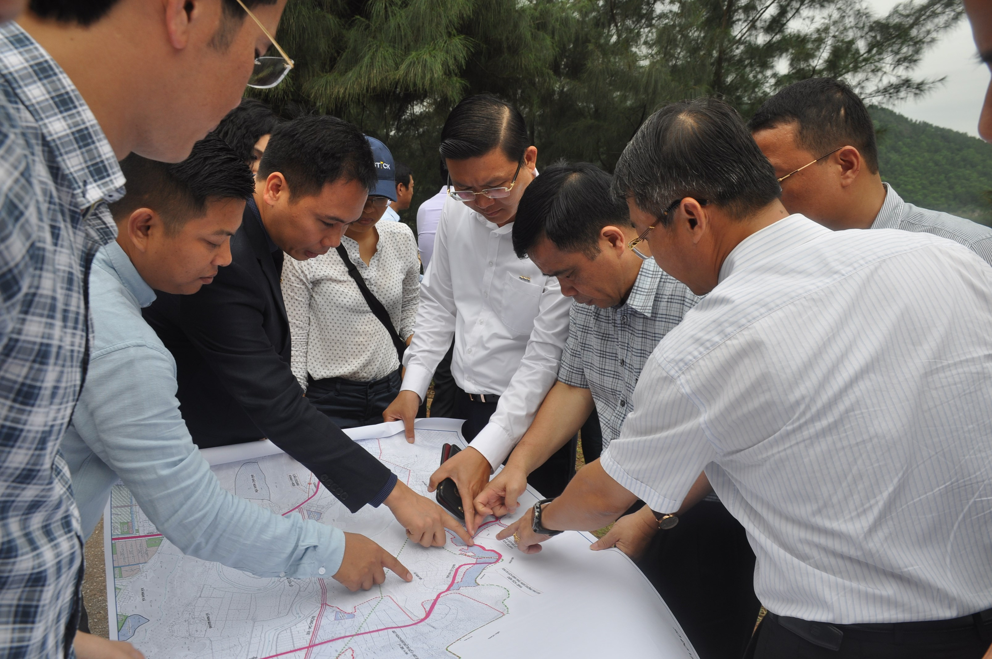Tập đoàn FLC cùng lãnh đạo tỉnh kiểm tra thực địa dự án đầu tư tại Nghi Tiến, Nghi Lộc. Ảnh: Thu Huyền