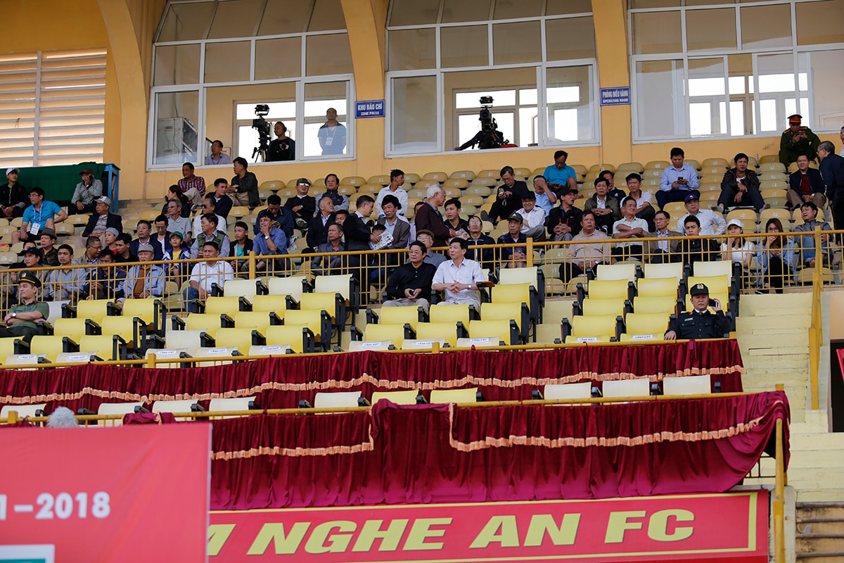 Không chỉ có khán đài A và B, khu VIP cũng vắng vẻ trong trận đấu thứ 2 của SLNA tại V.League. Ảnh: Đức Anh