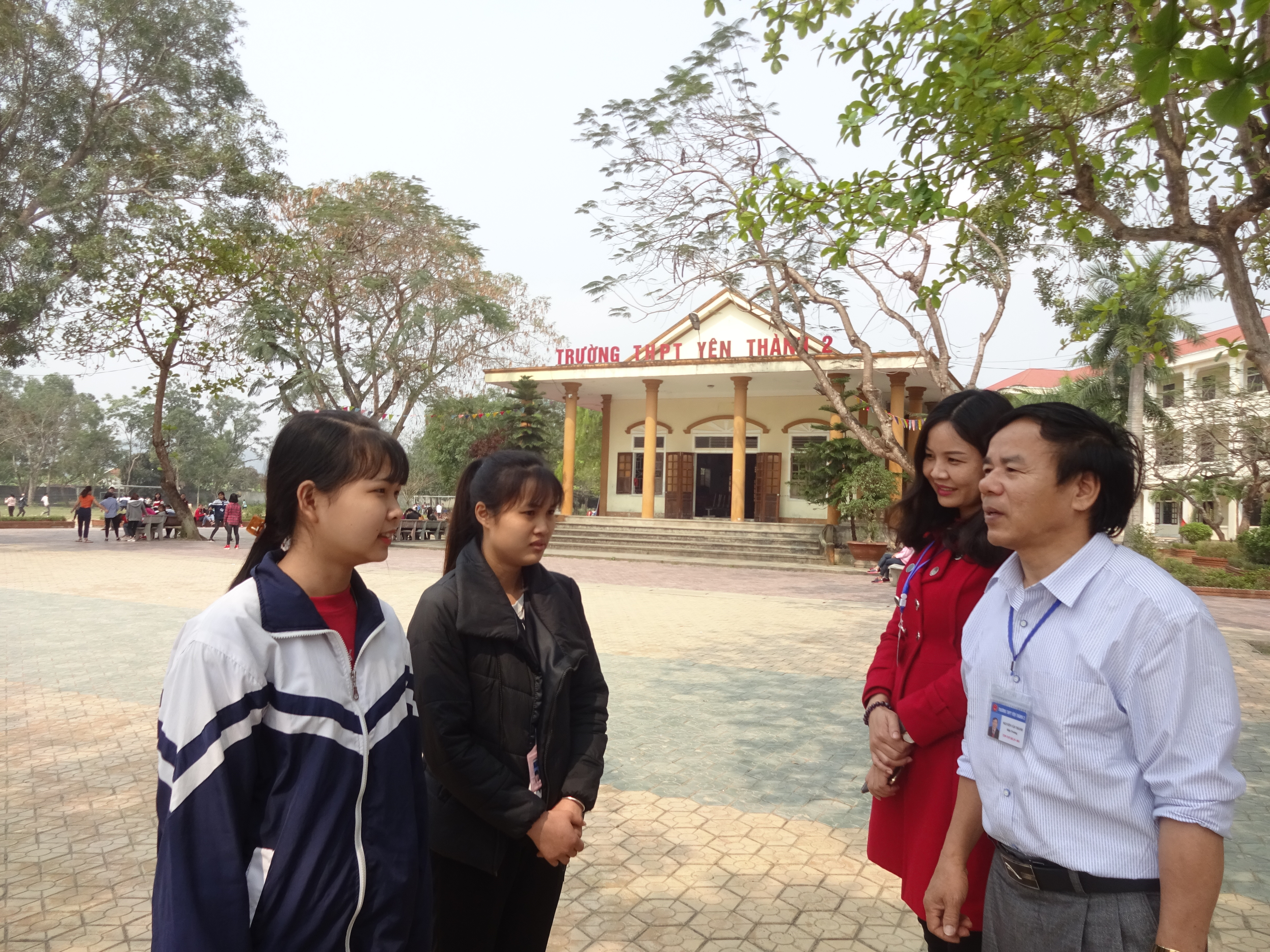Ban giám hiệu trường THPT Yên Thành 2 gặp gỡ, biểu dương hành động đẹp của 2 học sinh Bình và Vân