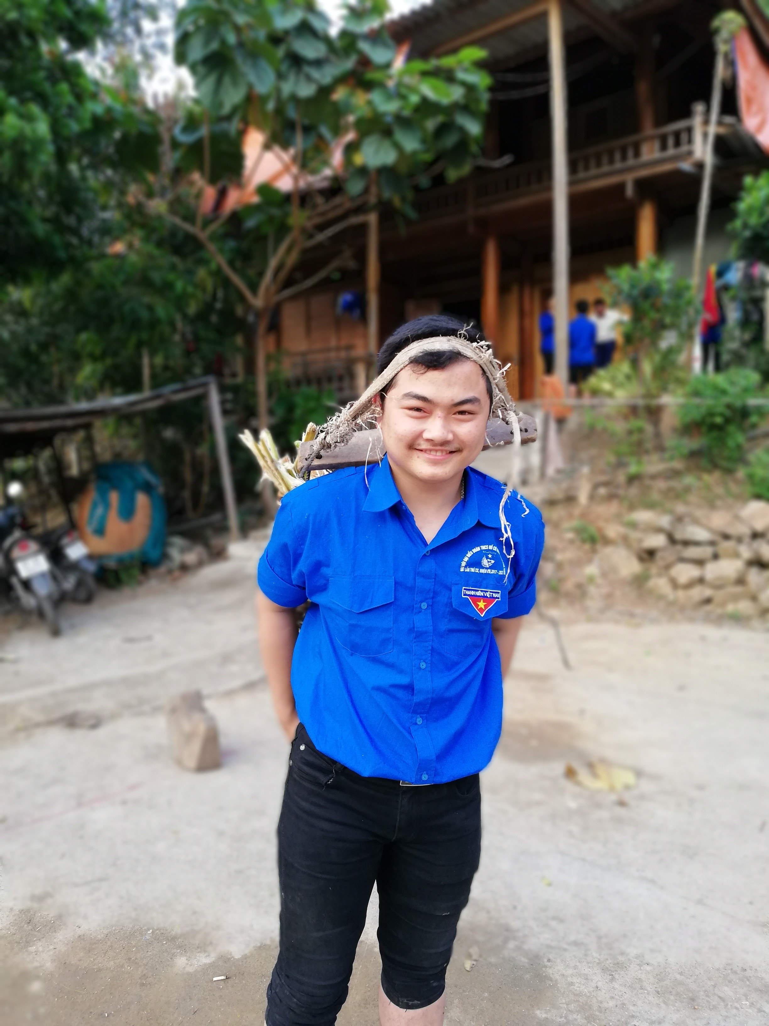 Tấm ảnh lưu lại kỷ niệm trong một chuyến đi tình nguyện ở miền núi của Quân. Ảnh NVCC