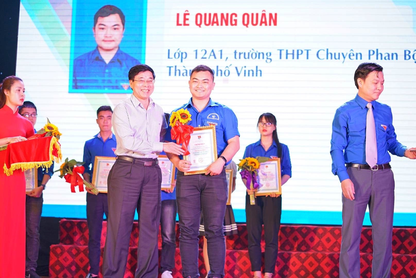 Đồng chí Nguyễn Văn Thông - Phó Bí thư Tỉnh ủy trao giải thưởng Lý Tự Trọng cấp tỉnh cho Lê Quang Quân. Ảnh NVCC