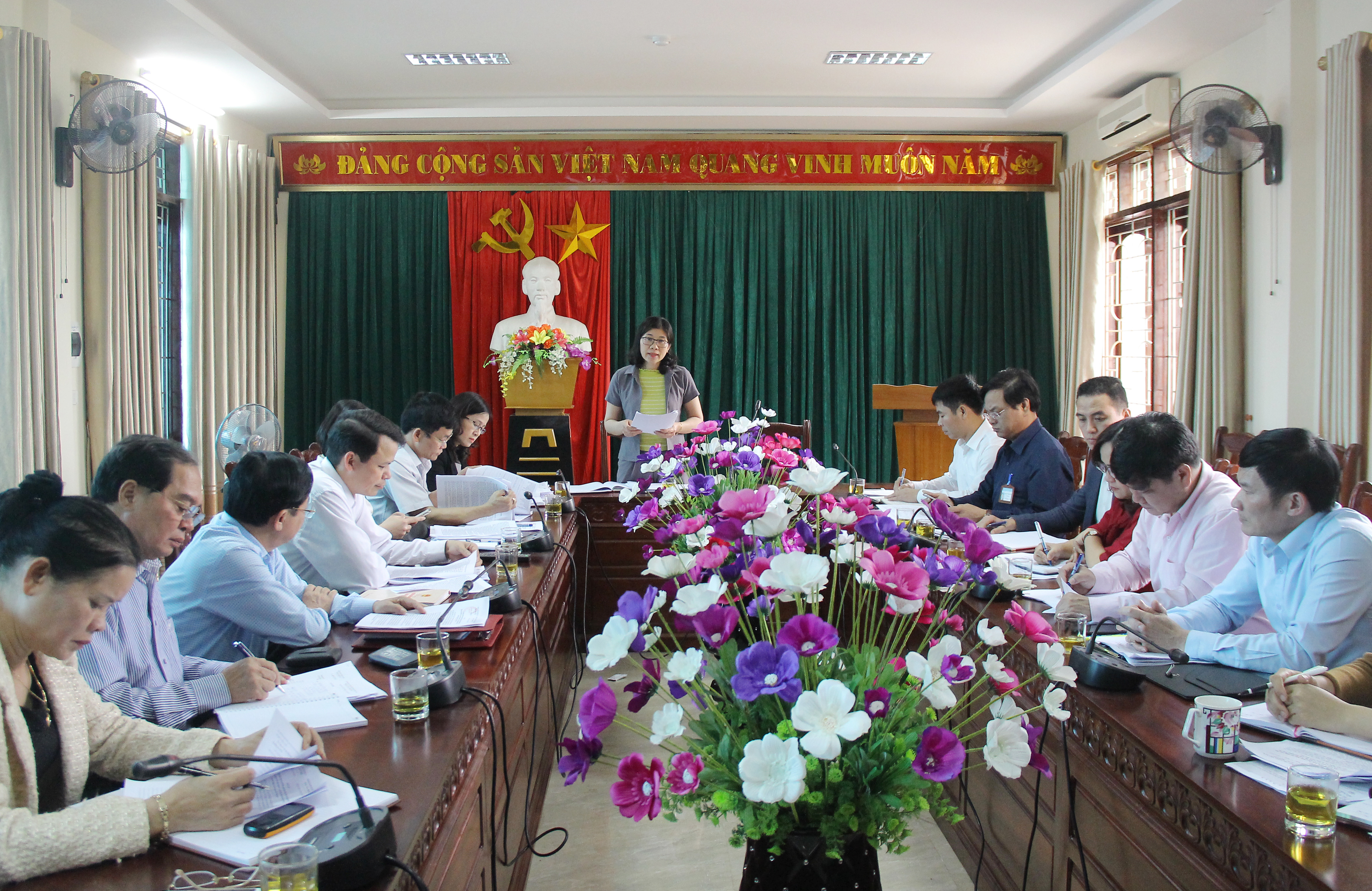Bà Lô Thị Kim Ngân - Trưởng ban Dân tộc HĐND tỉnh chủ trì cuộc làm việc
