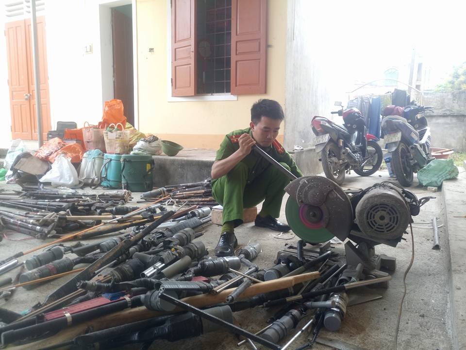 Tiến hành tiêu hủy theo đúng quy định. Ảnh: Thành Trung