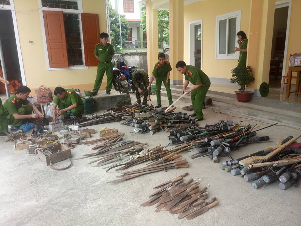 Số vũ khí được Công an huyện Thanh Chương thu hồi thông qua các đợt kiểm tra và vận động người dân tự giác giao nộp. Ảnh: Thành Trung