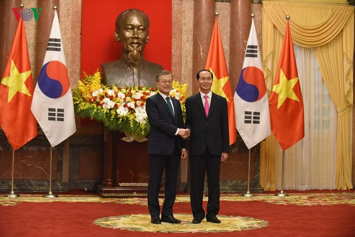 Chủ tịch nước Trần Đại Quang và Tổng thống Hàn Quốc Moon Jae-in chụp ảnh chung sau lễ đón. 