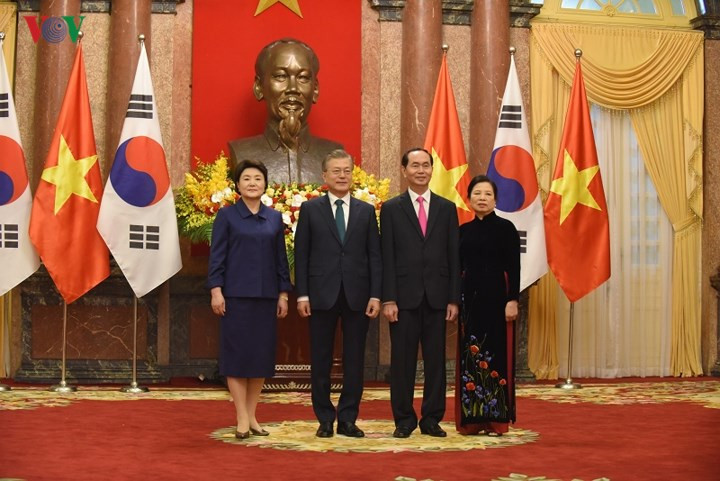 Chủ tịch nước Trần Đại Quang và Tổng thống Hàn Quốc Moon Jae-in và 2 phu nhân chụp ảnh chung sau lễ đón.