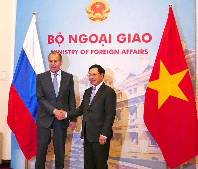 Phó thủ tướng, Bộ trưởng Bộ Ngoại giao Phạm Bình Minh và Ngoại trưởng Nga Sergei Lavrov bắt tay trước hội đàm sáng ngày 23/3.