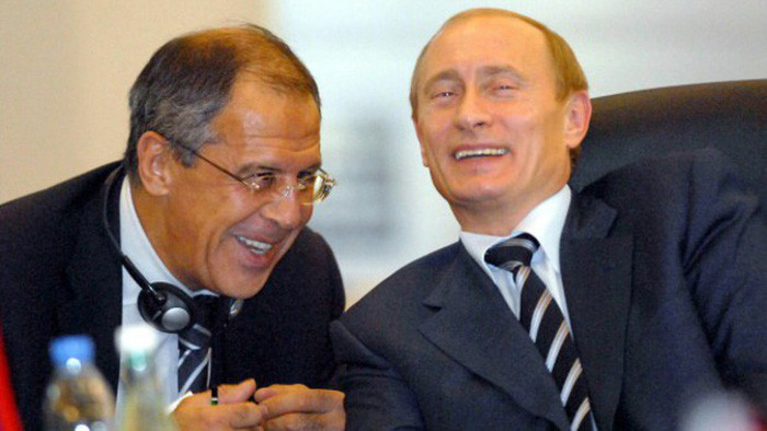 Ông Lavrov trong một bức ảnh cũ chụp chung với ông Putin.  Ảnh: FP