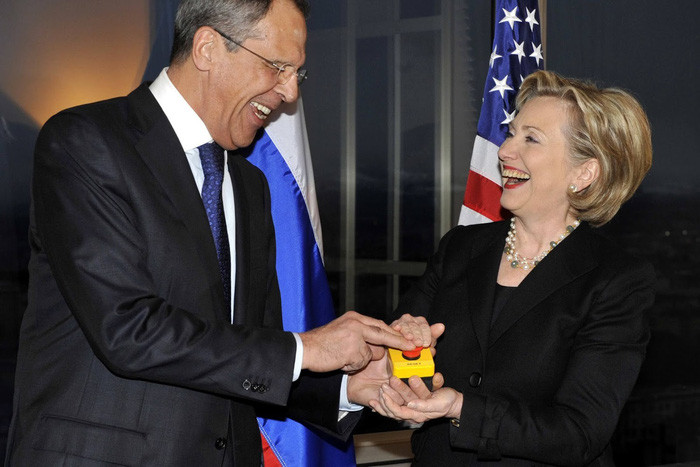 Ngoại trưởng Lavrov gặp người đồng cấp Hillary Clinton năm 2009. Bà Clinton trao cho ông chiếc nút mang ý nghĩa tái khởi động quan hệ Mỹ - Nga. Ảnh: Reuters